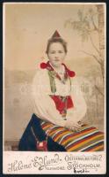 cca 1900 Svéd nő népviseletben, keményhátú fotó Heléne Edlund stockholmi műterméből, kézzel színezett fotó, 10,5×6,5 cm