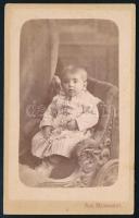 cca 1880 Kisgyerek portréja, keményhátú fotó Meinhardt Ágoston nagyszebeni műterméből, 10,5×6,5 cm