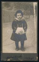 cca 1910 Kislány portréja, keményhátú fotó Kulcsár Gizella váci műterméből, sérült karton, 10,5×6,5 cm