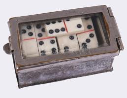 Miniatűr domino szett, üvegezett fém tartóban, 4x2 cm