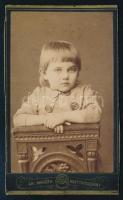 cca 1885 Gyerekportré, keményhátú fotó Blahó Ede (Aranyosmarót / Nagytapolcsány) műterméből, 10,5×6,5 cm