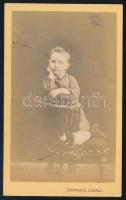 cca 1880 Gyerekportré, keményhátú fotó Chryasztel Ignác szolnoki műterméből, 10,5×6,5 cm