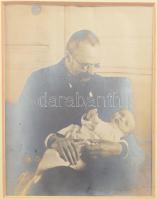 1916 gróf Tisza István (1886-1918) miniszterelnök legkisebb unokájával Tisza Jolánnal (1916-1998). Tisza István miniszterelnök által dedikált fotó. "Az öreg és a csepp Tisza tiszteletteljes kézcsókjával István bácsi" 10x12 cm paszpartuban, üvegezett keretben