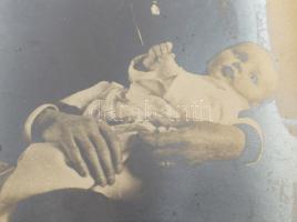 1916 gróf Tisza István (1886-1918) miniszterelnök legkisebb unokájával Tisza Jolánnal (1916-1998). T...