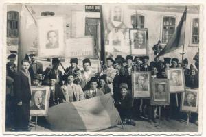 1948 Szászváros, Broos, Orastie; Kommunista párti tüntetés, román zászlók / Romanian Communist Party demonstration with flags. photo (non PC) (EK)