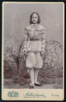 cca 1900 Gyerek jelmezben, keményhátú fotó Makart győri műterméből, 10,5×6,5 cm