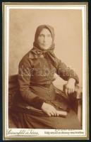 cca 1890 Idős hölgy portréja, keményhátú fotó Bienenfeld és Társa budapesti műterméből, 10,5×6,5 cm