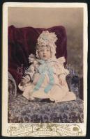 cca 1890 Kislány portréja, kézzel színezett keményhátú fotó Carl Muschalek brassói műterméből, 10,5×6,5 cm