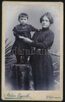cca 1900 Anya gyermekével, keményhátú fotó Eggerth szentgotthárdi műterméből, 10,5×6,5 cm
