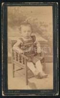 cca 1885 Kisgyerek portréja, keményhátú fotó Deits József gyöngyösi műterméből, 10,5×6,5 cm