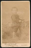 cca 1890 Kisgyerek portréja, keményhátú fotó a Dunky fivérek kolozsvári műterméből, 10,5×6,5 cm