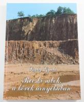 Sághy Gyula: Recski rabok, a kövek árnyékában. Bp., 2004, Recski Kiadó. Kiadói kartonált papírkötés. Számozott (0498./1000) példány. Sághy Gyula dedikációjával