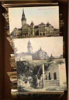 Több száz db RÉGI vegyes város képeslap cipősdobozban / Hundreds of pre-1945 town postcards in a sho...