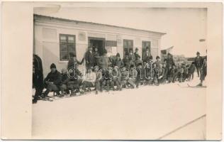 Déva, vendéglő, üzlet télen, emberek szánon / inn, shop in winter, people on sleds, winter sport. Foto Studio photo (fl)