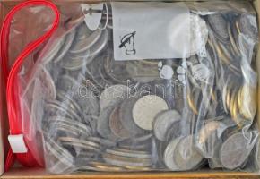 Vegyes, magyar és külföldi érmetétel faládikában, mintegy ~1kg súlyban, közte sok 1950 előtti darabbal, illetve magyar forgalmi emlékpénzek (2020. 20Ft "Tisztelet a hősöknek" (2x), 2020. 50Ft "Tűzoltság" (2x), 2006. 50Ft "Parlament", 2021. 5Ft "75 éves a Forint" (14db, 5xklf)) + 1930. Budapest "A 80 éves Pesti Napló Jubiláris éve 1850-1930. / Pesti Napló - Szerencsét hoz" Al emlékzseton (23mm) + 1694-1695. 3kr Ag "I. Lipót" (2xklf) T:vegyes