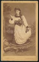 cca 1880 Hudec Olga népviseletben, keményhátú fotó Dolezel nagyszombati műterméből, 10,5×6,5 cm