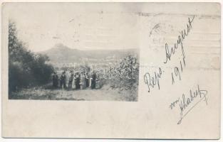 1911 Kőhalom, Reps, Rupea, Cohalm; kirándulók, vár a háttérben / tourists, castle in the background. photo (fl)