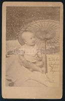 cca 1900 Babaportré, keményhátú fotó Farren and Son New York-i műterméből, hátoldalon ragasztásnyomokkal, 10,5×6,5 cm
