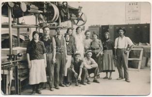 Zernest, Zernyest, Zarnesti; papírgyári munkások, szabályzat a falon / paper factory, paper mill workers, regulations on the wall. Atelierul Fotoblitz Zarnesti photo (kopott sarkak / worn corners)