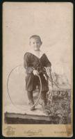 cca 1900 Gyerek karikával, keményhátú fotó Mai és Társa budapesti műterméből, foltos, 15×8 cm