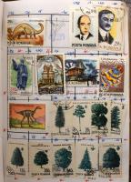 Több ezer db vegyes külföldi bélyeg 38 db cserefüzetben, dobozban