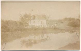 1913 Erdőd, Károlyierdőd, Ardud (Szatmár); ház a folyó partján / house on the river bank. photo (EK)