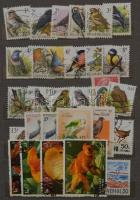 Vegyes külföldi tétel, javarészt tengerentúli bélyegekkel, sok motívum 1 db A4-es és 2 db közepes berakóban, hozzá kis magyar anyag közepes berakóban és stecklapon