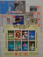 Vegyes külföldi tétel, javarészt tengerentúli bélyegekkel, sok motívum 1 db A4-es és 2 db közepes be...