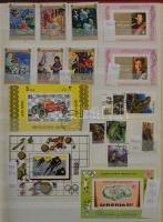 Vegyes külföldi tétel, javarészt tengerentúli bélyegekkel, sok motívum 1 db A4-es és 2 db közepes be...