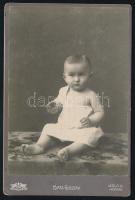 cca 1910 Gyerekportré, keményhátú fotó Matz Gusztáv (Igló, Belgrád) műterméből, hátoldalon a műterem képével, 16,5×10,5 cm