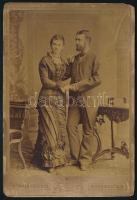1881 Házaspár portréja, keményhátú fotó Kozmata Ferenc budapesti műterméből, sarkain sérüléssel, hátoldala foltos, 16,5×10,5 cm