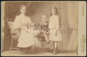 cca 1900 Gyerekek műtermi portréja, keményhátú fotó Keglovich Emil szegedi műterméből, 10,5×16,5 cm
