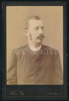 cca 1883 Férfiportré, keményhátú fotó Klösz György budapesti műterméből, 16,5×10,5 cm