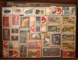 Néhány száz db magyar bündli, sok nagyalakú bélyeggel, 4 db műanyag tálcán dobozban