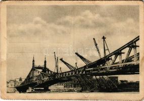 Budapest, Ferenc József híd - Szabadság híd, Az úszódaruk már beemelték a középső részt. Még egy állandó híd köti össze Budát Pesttel (r)