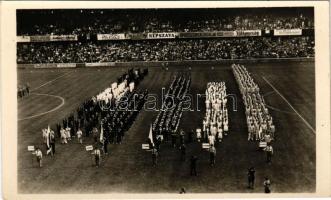 Budapest, II. Világifjúsági és Diáktalálkozó. Egységbe Ifjúság! Románia, Csehszlovákia, Szovjetunió, Magyarország, Bazsó Ing, Ludas Matyi, Pajtás, Albus szappanok, Népszava, Sportszerkereskedelmi Nemzeti Vállalat, Világosság, Állami Áruházak reklám (EK)