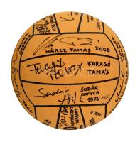 Egy tárgy, amely egyedülálló módon köti össze a magyar vízilabda múltját és jelenét   A magyar vízilabda-válogatott a világ legeredményesebb csapata az olimpiák történetében. Ez az egyedülálló, mérkőzéseken használt 5-ös méretű labda ennek a siker sportágunknak a legemlékezetesebb olimpiai pillanatainak állít emléket 1960-tól kezdve. A labdát a vízilabda számos legendás alakja látta el kézjegyével.  Aláírók:   Biros Péter (2000, 2004, 2008)  Bodnár András (1960, 1964, 1968, 1972)   Faragó Tamás (1972, 1976, 1980)  Fodor Rajmund (2000, 2004)   Gerendás György (1976, 1980)   Gergely István (2004, 2008)  Görgényi István (1972, 2000)  Horkai György (1976)   Hosnyánszky Norbert (2008, 2020)   Kásás Tamás (2000, 2004, 2008)   Katona András (1960)  Kemény Dénes (2000, 2004, 2008)   Kenéz György (1976)   Kiss Gergely (2000, 2004, 2008)   Kósz Zoltán (2000)  Madaras Norbert (2004, 2008)   Märcz Tamás (2000)   Molnár Endre (1968, 1972, 1976, 1980)   Molnár Tamás (2000, 2004, 2008)   Sudár Attila (1976, 1980)   Szécsi Zoltán (2000, 2004, 2008)   Steinmetz Barnabás (2000, 2004)   Vári Attila (2000, 2004)   Varga Dániel (2008)   Varga Dénes (2008, 2020)  Varga Tamás (2004, 2008)