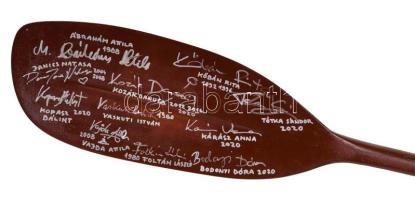 Egy 240 cm hosszú darabja az olimpiák magyar sikereinek   A több mint két méter hosszú fa kajaklapát az egyik legsikeresebb olimpiai sportágunk dicső pillanatainak állít emléket. A magyar kajak-kenu sport legnagyobb neveinek aláírása díszíti ezt a nem mindennapi sporteszközt.  Aláírók:   Ábrahám Attila (1988, 1992)  Csipes Tamara (2016, 2021, 2024)  Dombi Rudolf (2012)  Dónusz Éva (1992)  Foltán László (1980)  Gyulay Zsolt (1988, 1992)  Hadvina Dóra (2020)  Hesz Mihály (1964, 1968)  Horváth Csaba (1996)  Horváth Gábor (1996, 2000, 2004)  Janics Natasa (2004, 2008, 2012)  Kammerer Zoltán (2000, 2004, 2012)  Kárász Anna (2021)  Kökény Roland (2012)  Kopasz Bálint (2021, 2024)  Kőbán Rita (1988, 1992, 1996, 2000)  Kovács Katalin (2000, 2004, 2008, 2012)  Kozák Danuta (2008, 2012, 2016, 2021)  Mészáros Erika (1988, 1992)  Storcz Botond (2000, 2004)  Szabó Gabriella (2008, 2012, 2016)  Tótka Sándor (2021, 2024)  Vajda Attila (2008)  Vaskuti István (1980)