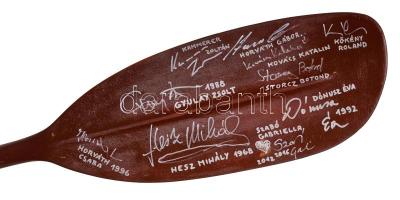 Egy 240 cm hosszú darabja az olimpiák magyar sikereinek 

A több mint két méter hosszú fa kajaklap...