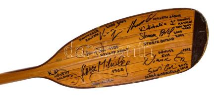 Egy 240 cm hosszú darabja az olimpiák magyar sikereinek 

A több mint két méter hosszú fa kajaklap...