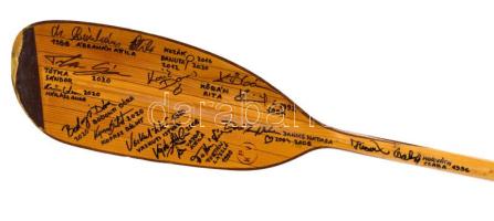 Egy 240 cm hosszú darabja az olimpiák magyar sikereinek 

A több mint két méter hosszú fa kajaklap...