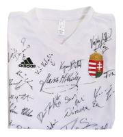 A magyar sikersportág egy darabkája  A válogatott kajak-kenu felső az egyik legsikeresebb olimpiai sportágunk dicső pillanatainak állít emléket. A magyar kajak-kenu sport legnagyobb neveinek aláírása díszíti ezt a nem mindennapi sportfelsőt.  Aláírók:   Ábrahám Attila (1988, 1992)  Csipes Tamara (2016, 2021, 2024)  Dombi Rudolf (2012)  Dónusz Éva (1992)  Foltán László (1980)  Gyulay Zsolt (1988, 1992)  Hadvina Dóra (2020)  Hesz Mihály (1964, 1968)  Horváth Csaba (1996)  Horváth Gábor (1996, 2000, 2004)  Janics Natasa (2004, 2008, 2012)  Kammerer Zoltán (2000, 2004, 2012)  Kárász Anna (2021)  Kökény Roland (2012)  Kopasz Bálint (2021, 2024)  Kőbán Rita (1988, 1992, 1996, 2000)  Kovács Katalin (2000, 2004, 2008, 2012)  Kozák Danuta (2008, 2012, 2016, 2021)  Mészáros Erika (1988, 1992)  Storcz Botond (2000, 2004)  Szabó Gabriella (2008, 2012, 2016)  Tótka Sándor (2021, 2024)  Vajda Attila (2008)  Vaskuti István (1980)