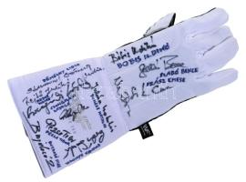 Vívókesztyű (1964-2024) - egy maroknyi történelem  Különleges, 11-es méretű vívókesztyű, amelyet az elmúlt hatvan év párbajtőr, tőr és kard fegyvernemek még ma is élő magyar olimpiai bajnokai írtak alá. Aláíró olimpiai bajnokok:   Andrásfi Tibor (2024)  B. Nagy Pál (1968)  Bujdosó Imre (1988, 1972-ezüst)  Csongrádi László (1988)  Dömölky Lídia (1960-ezüst, 1964, 1968-ezüst)  Erdős Sándor (1972)  Juhász Katalin (1960-ezüst, 1964)  Koch Máté (2024)  Nagy Dávid (2024)  Nagy Tímea (2000, 2004)  Osztrics István (1972)  Rejtő Ildikó (1960-ezüst, 1964, 1968-ezüst és bronz, 1972-ezüst és bronz)  Pézsa Tibor (1964, 1968-bronz, 1972-bronz)  Schmitt Pál (1968, 1972)  Siklósi Gergely (2021-ezüst, 2024)  Szabó Bence (1988, 1992, 1996-ezüst)  Szász Emese (2016)  Szilágyi Áron (2012, 2016, 2021, 2024-ezüst)