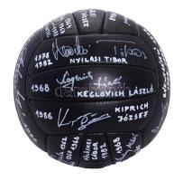 Az 1950-es retró focilabda  Ez a különleges, 1950-es éveket idéző labda maga a tisztelgés a magyar válogatott előtt, amely mindmáig az olimpiák történetének legeredményesebb labdarúgócsapata az 1952 és 1972 között szerzett három arany, egy ezüst és egy bronzérmével. A labdát az teszi különlegessé, hogy olyan játékosok írták alá, akik még futballoztak olimpián vagy világbajnokságon.  Aláírók:   Bálint László (1972, 1978, 1982)   Básti István (1968)  Csapó Károly (1978)   Détári Lajos (1986)  Dunai Antal (1968, 1972)  Eszterházy Márton (1986)   Garaba Imre (1982, 1986)  Gelei József (1964, 1966)  Keglovich László (1968)  Kiprich József (1986)  Kiss László (1982)  Kű Lajos (1972)  Nagy László (1968, 1978)  Noskó Ernő (1968)  Nyilasi Tibor (1978, 1982)  Pölöskei Gábor (1982)  Rákosi Gyula (1960, 1962, 1966)  Szalay Miklós (1968)  Szentmihályi Antal (1964, 1966)  Vépi Péter (1972)