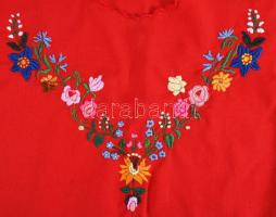 Kalocsai mintával hímzett női felsőruha