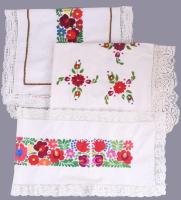 3 darab kalocsai mintával hímzett terítő