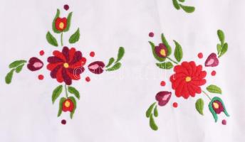 3 darab kalocsai mintával hímzett terítő