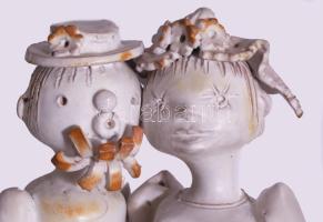 Kovács Éva (1938-): Menyasszony és vőlegény. Mázas kerámia. Kézzel festett, jelzett, hibátlan 30 cm