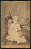 1872 Kislány portréja, keményhátú fotó Eduard Benyo eperjesi műterméből, 10,5×6,5 cm