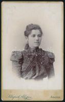 cca 1900 Női portré, keményhátú fotó Klapok Alajos aradi műterméből, 10,5×6,5 cm
